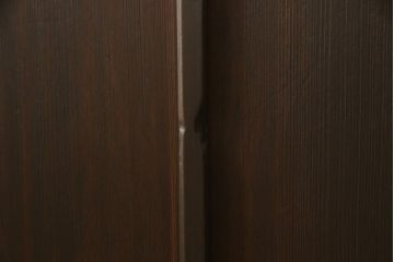 ガラス戸2枚をリペア&カスタム!高さと幅をリサイズし、既存のガラスからクリアガラスに交換。3方の戸枠を製作し、ソフトクローズの吊り金具を取り付け。戸枠・建具のお色味は当店商品を参考に着色。(建具、引き戸)