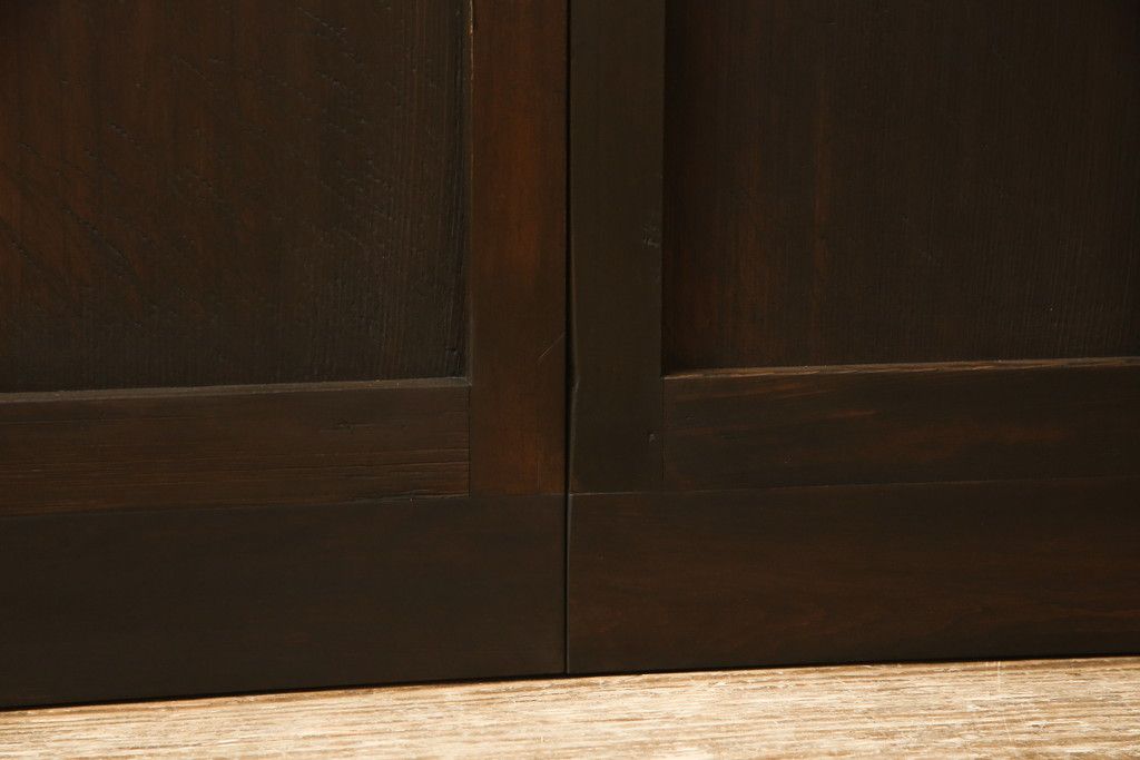 ガラス戸2枚をリペア&カスタム!高さと幅をリサイズし、既存のガラスからクリアガラスに交換。3方の戸枠を製作し、ソフトクローズの吊り金具を取り付け。戸枠・建具のお色味は当店商品を参考に着色。(建具、引き戸)