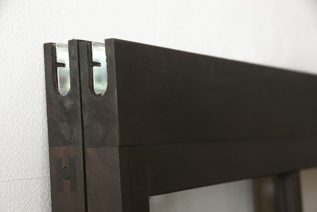 ガラス戸2枚をリペア&カスタム!高さと幅をリサイズし、既存のガラスからクリアガラスに交換。3方の戸枠を製作し、ソフトクローズの吊り金具を取り付け。戸枠・建具のお色味は当店商品を参考に着色。(建具、引き戸)