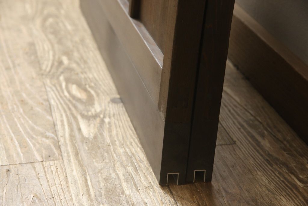 ガラス戸2枚をリペア&カスタム!高さと幅をリサイズし、既存のガラスからクリアガラスに交換。3方の戸枠を製作し、ソフトクローズの吊り金具を取り付け。戸枠・建具のお色味は当店商品を参考に着色。(建具、引き戸)