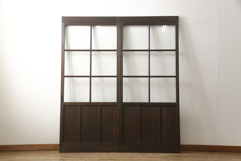 ガラス戸2枚をリペア&カスタム!高さと幅をリサイズし、既存のガラスからクリアガラスに交換。3方の戸枠を製作し、ソフトクローズの吊り金具を取り付け。戸枠・建具のお色味は当店商品を参考に着色。(建具、引き戸)