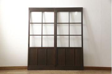 ガラス戸2枚をリペア&カスタム!高さと幅をリサイズし、既存のガラスからクリアガラスに交換。3方の戸枠を製作し、ソフトクローズの吊り金具を取り付け。戸枠・建具のお色味は当店商品を参考に着色。(建具、引き戸)