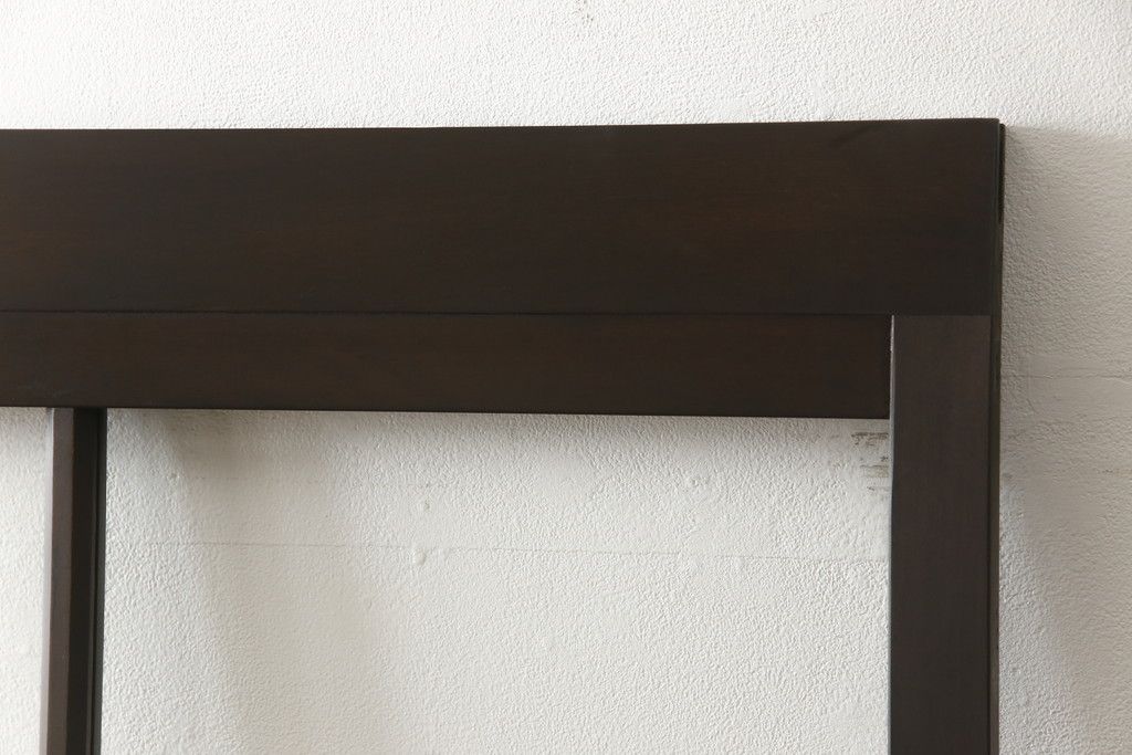 ガラス戸2枚をリペア&カスタム!高さと幅をリサイズし、既存のガラスからクリアガラスに交換。3方の戸枠を製作し、ソフトクローズの吊り金具を取り付け。戸枠・建具のお色味は当店商品を参考に着色。(建具、引き戸)