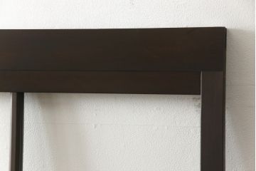 ガラス戸2枚をリペア&カスタム!高さと幅をリサイズし、既存のガラスからクリアガラスに交換。3方の戸枠を製作し、ソフトクローズの吊り金具を取り付け。戸枠・建具のお色味は当店商品を参考に着色。(建具、引き戸)