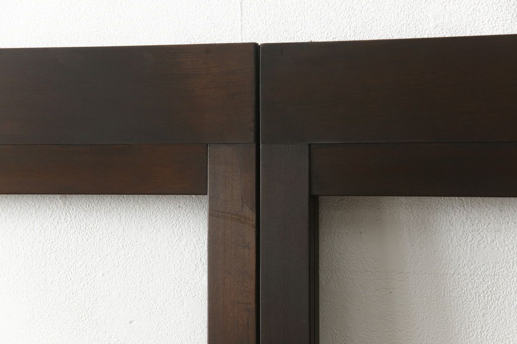 ガラス戸2枚をリペア&カスタム!高さと幅をリサイズし、既存のガラスからクリアガラスに交換。3方の戸枠を製作し、ソフトクローズの吊り金具を取り付け。戸枠・建具のお色味は当店商品を参考に着色。(建具、引き戸)