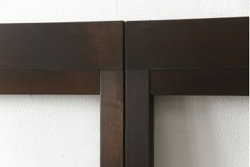 ガラス戸2枚をリペア&カスタム!高さと幅をリサイズし、既存のガラスからクリアガラスに交換。3方の戸枠を製作し、ソフトクローズの吊り金具を取り付け。戸枠・建具のお色味は当店商品を参考に着色。(建具、引き戸)