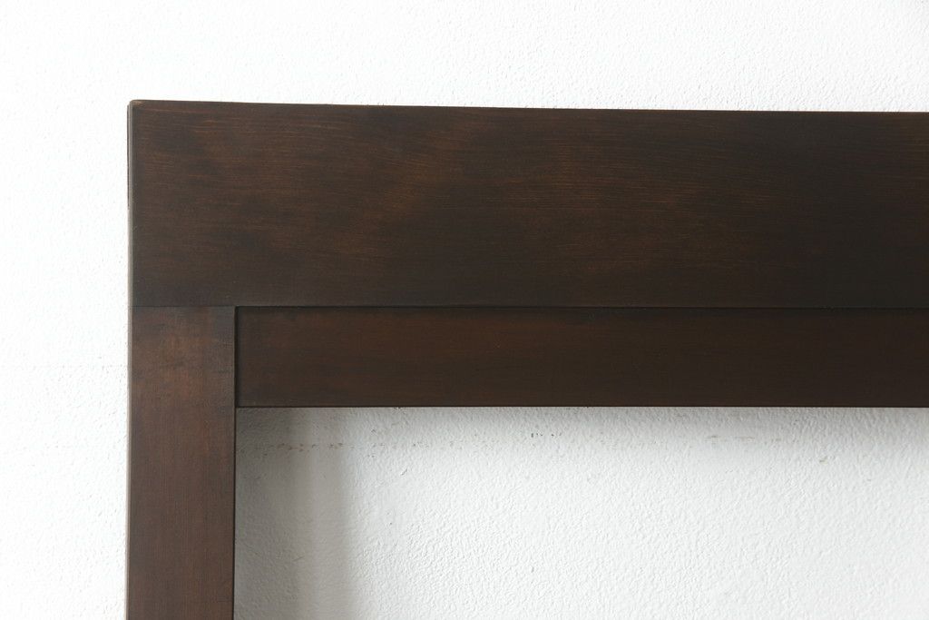 ガラス戸2枚をリペア&カスタム!高さと幅をリサイズし、既存のガラスからクリアガラスに交換。3方の戸枠を製作し、ソフトクローズの吊り金具を取り付け。戸枠・建具のお色味は当店商品を参考に着色。(建具、引き戸)