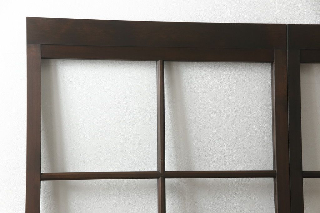 ガラス戸2枚をリペア&カスタム!高さと幅をリサイズし、既存のガラスからクリアガラスに交換。3方の戸枠を製作し、ソフトクローズの吊り金具を取り付け。戸枠・建具のお色味は当店商品を参考に着色。(建具、引き戸)