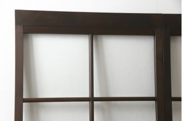 ガラス戸2枚をリペア&カスタム!高さと幅をリサイズし、既存のガラスからクリアガラスに交換。3方の戸枠を製作し、ソフトクローズの吊り金具を取り付け。戸枠・建具のお色味は当店商品を参考に着色。(建具、引き戸)