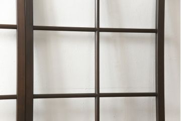 ガラス戸2枚をリペア&カスタム!高さと幅をリサイズし、既存のガラスからクリアガラスに交換。3方の戸枠を製作し、ソフトクローズの吊り金具を取り付け。戸枠・建具のお色味は当店商品を参考に着色。(建具、引き戸)