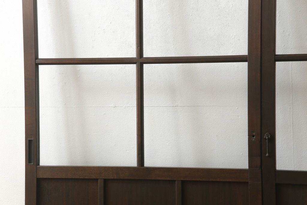 ガラス戸2枚をリペア&カスタム!高さと幅をリサイズし、既存のガラスからクリアガラスに交換。3方の戸枠を製作し、ソフトクローズの吊り金具を取り付け。戸枠・建具のお色味は当店商品を参考に着色。(建具、引き戸)