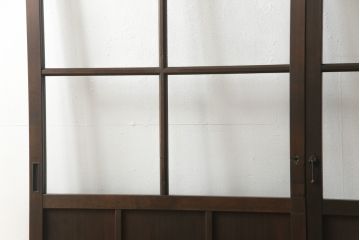 ガラス戸2枚をリペア&カスタム!高さと幅をリサイズし、既存のガラスからクリアガラスに交換。3方の戸枠を製作し、ソフトクローズの吊り金具を取り付け。戸枠・建具のお色味は当店商品を参考に着色。(建具、引き戸)