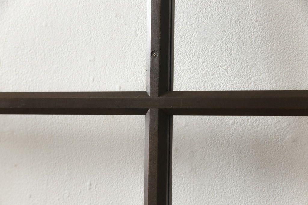 ガラス戸2枚をリペア&カスタム!高さと幅をリサイズし、既存のガラスからクリアガラスに交換。3方の戸枠を製作し、ソフトクローズの吊り金具を取り付け。戸枠・建具のお色味は当店商品を参考に着色。(建具、引き戸)