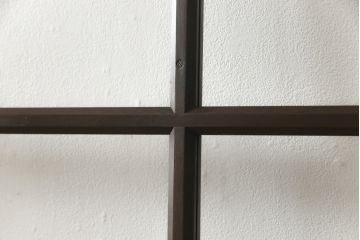 ガラス戸2枚をリペア&カスタム!高さと幅をリサイズし、既存のガラスからクリアガラスに交換。3方の戸枠を製作し、ソフトクローズの吊り金具を取り付け。戸枠・建具のお色味は当店商品を参考に着色。(建具、引き戸)