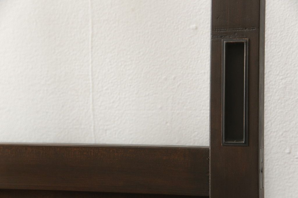 ガラス戸2枚をリペア&カスタム!高さと幅をリサイズし、既存のガラスからクリアガラスに交換。3方の戸枠を製作し、ソフトクローズの吊り金具を取り付け。戸枠・建具のお色味は当店商品を参考に着色。(建具、引き戸)