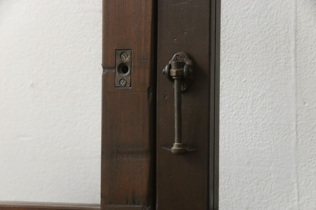 ガラス戸2枚をリペア&カスタム!高さと幅をリサイズし、既存のガラスからクリアガラスに交換。3方の戸枠を製作し、ソフトクローズの吊り金具を取り付け。戸枠・建具のお色味は当店商品を参考に着色。(建具、引き戸)