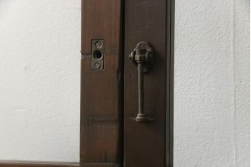 ガラス戸2枚をリペア&カスタム!高さと幅をリサイズし、既存のガラスからクリアガラスに交換。3方の戸枠を製作し、ソフトクローズの吊り金具を取り付け。戸枠・建具のお色味は当店商品を参考に着色。(建具、引き戸)