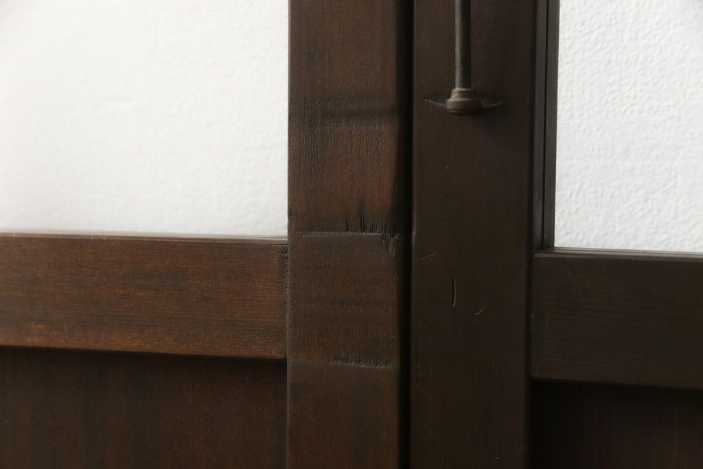 ガラス戸2枚をリペア&カスタム!高さと幅をリサイズし、既存のガラスからクリアガラスに交換。3方の戸枠を製作し、ソフトクローズの吊り金具を取り付け。戸枠・建具のお色味は当店商品を参考に着色。(建具、引き戸)