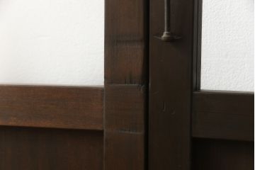 ガラス戸2枚をリペア&カスタム!高さと幅をリサイズし、既存のガラスからクリアガラスに交換。3方の戸枠を製作し、ソフトクローズの吊り金具を取り付け。戸枠・建具のお色味は当店商品を参考に着色。(建具、引き戸)