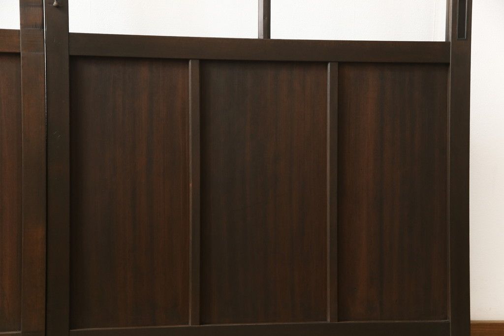 ガラス戸2枚をリペア&カスタム!高さと幅をリサイズし、既存のガラスからクリアガラスに交換。3方の戸枠を製作し、ソフトクローズの吊り金具を取り付け。戸枠・建具のお色味は当店商品を参考に着色。(建具、引き戸)