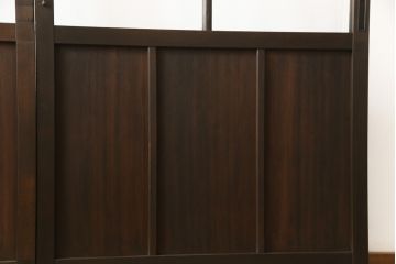 ガラス戸2枚をリペア&カスタム!高さと幅をリサイズし、既存のガラスからクリアガラスに交換。3方の戸枠を製作し、ソフトクローズの吊り金具を取り付け。戸枠・建具のお色味は当店商品を参考に着色。(建具、引き戸)