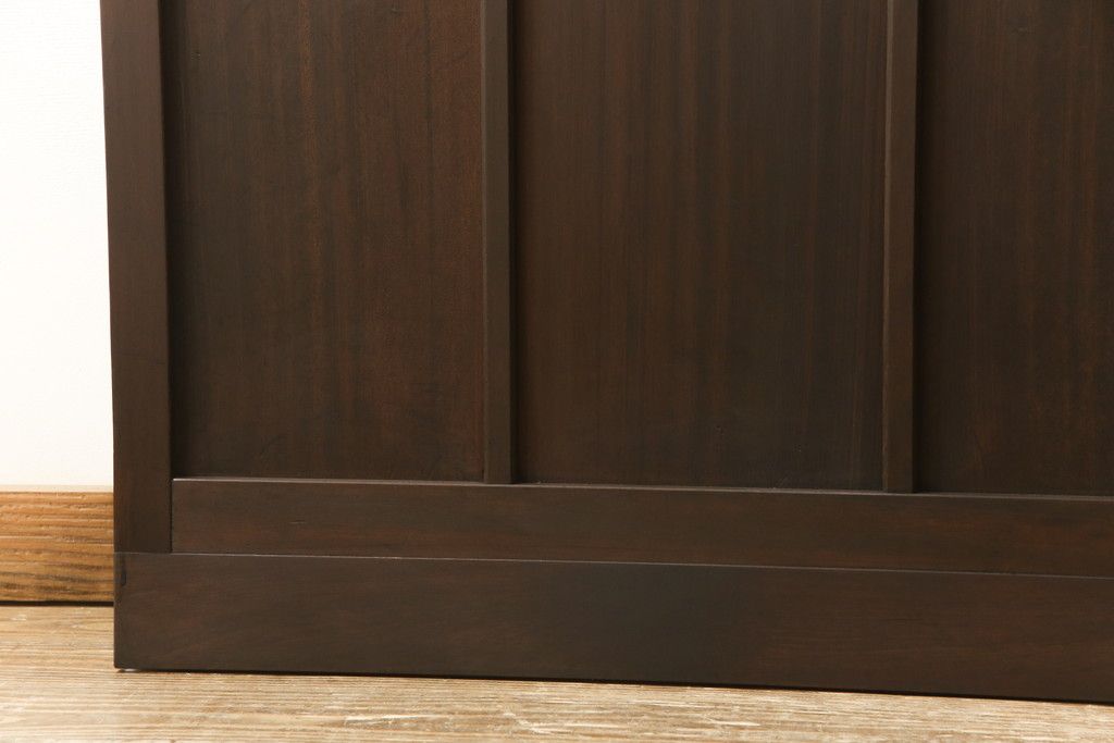 ガラス戸2枚をリペア&カスタム!高さと幅をリサイズし、既存のガラスからクリアガラスに交換。3方の戸枠を製作し、ソフトクローズの吊り金具を取り付け。戸枠・建具のお色味は当店商品を参考に着色。(建具、引き戸)