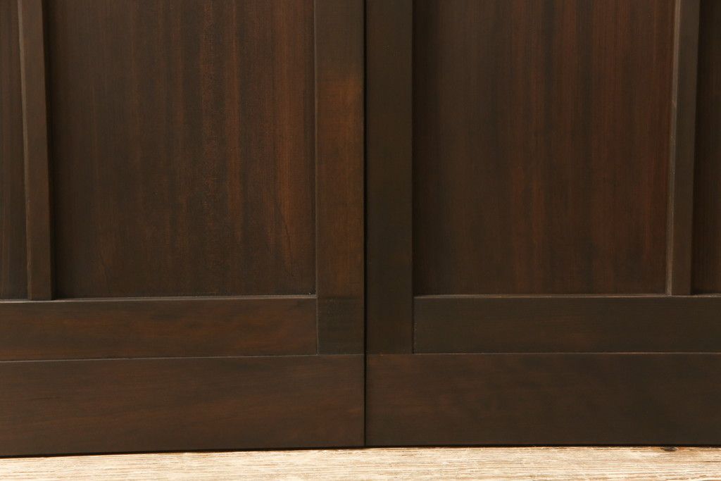 ガラス戸2枚をリペア&カスタム!高さと幅をリサイズし、既存のガラスからクリアガラスに交換。3方の戸枠を製作し、ソフトクローズの吊り金具を取り付け。戸枠・建具のお色味は当店商品を参考に着色。(建具、引き戸)