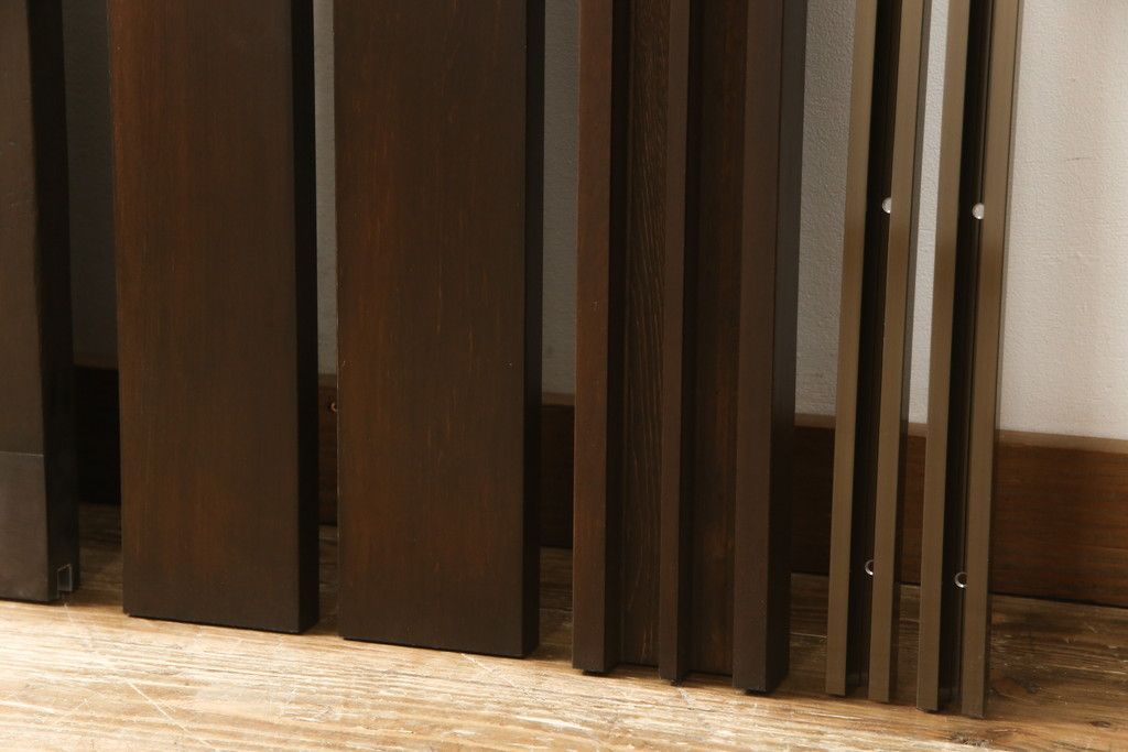 ガラス戸2枚をリペア&カスタム!高さと幅をリサイズし、既存のガラスからクリアガラスに交換。3方の戸枠を製作し、ソフトクローズの吊り金具を取り付け。戸枠・建具のお色味は当店商品を参考に着色。(建具、引き戸)