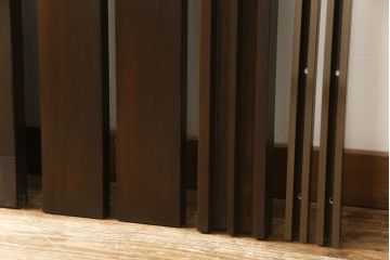 ガラス戸2枚をリペア&カスタム!高さと幅をリサイズし、既存のガラスからクリアガラスに交換。3方の戸枠を製作し、ソフトクローズの吊り金具を取り付け。戸枠・建具のお色味は当店商品を参考に着色。(建具、引き戸)