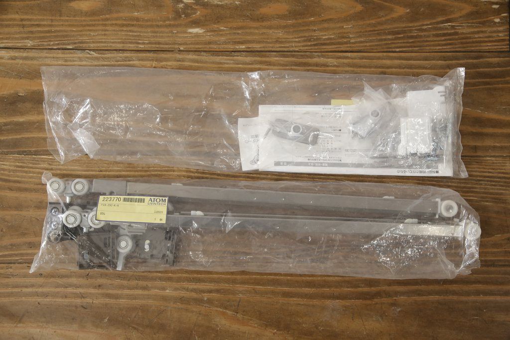 ガラス戸2枚をリペア&カスタム!高さと幅をリサイズし、既存のガラスからクリアガラスに交換。3方の戸枠を製作し、ソフトクローズの吊り金具を取り付け。戸枠・建具のお色味は当店商品を参考に着色。(建具、引き戸)