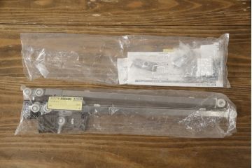 ガラス戸2枚をリペア&カスタム!高さと幅をリサイズし、既存のガラスからクリアガラスに交換。3方の戸枠を製作し、ソフトクローズの吊り金具を取り付け。戸枠・建具のお色味は当店商品を参考に着色。(建具、引き戸)