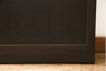 格子戸2枚をリペア&カスタム!既存のガラスを当店オリジナルの花菱紋様ガラスに差し替え。欠損した裏障子は新たに製作し、障子はプラスチック障子紙に張り替え。色味はディープブラウン色に近しい色味で着色。(障子戸、引き戸)
