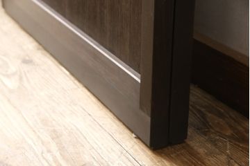 格子戸2枚をリペア&カスタム!既存のガラスを当店オリジナルの花菱紋様ガラスに差し替え。欠損した裏障子は新たに製作し、障子はプラスチック障子紙に張り替え。色味はディープブラウン色に近しい色味で着色。(障子戸、引き戸)