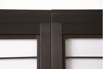 格子戸2枚をリペア&カスタム!既存のガラスを当店オリジナルの花菱紋様ガラスに差し替え。欠損した裏障子は新たに製作し、障子はプラスチック障子紙に張り替え。色味はディープブラウン色に近しい色味で着色。(障子戸、引き戸)