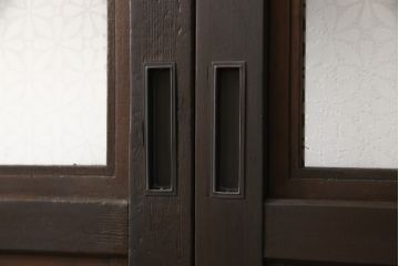 格子戸2枚をリペア&カスタム!既存のガラスを当店オリジナルの花菱紋様ガラスに差し替え。欠損した裏障子は新たに製作し、障子はプラスチック障子紙に張り替え。色味はディープブラウン色に近しい色味で着色。(障子戸、引き戸)