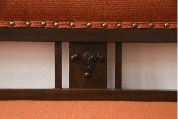2人掛けアームソファをリペア&カスタム!ご希望の生地で座面を張り替え、クッションを硬めに仕上げ、鋲を交換。木製部分の色味は現状をベースにして1トーン程落ち着いた色味に着色。(二人掛け、ベンチ)