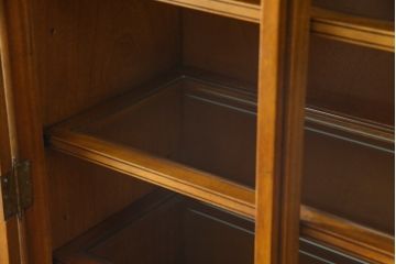 チャイナキャビネットをリペア&カスタム!背面の鏡を取り外し木材へ変更し、本体の色味に合わせた塗装。棚板を追加で製作し、本体・棚板は現状の色味を活かして仕上げ。(食器棚、飾り棚、収納棚、カップボード)