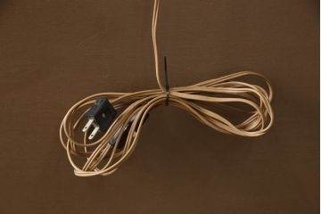 チャイナキャビネットをリペア&カスタム!背面の鏡を取り外し木材へ変更し、本体の色味に合わせた塗装。棚板を追加で製作し、本体・棚板は現状の色味を活かして仕上げ。(食器棚、飾り棚、収納棚、カップボード)