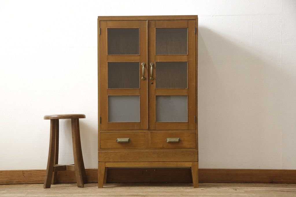 収納棚をリペア&カスタム!ガラス扉の一部をすりガラスに交換。2枚の棚板・脚を取り付け。本体は現状の色味をベースに着色し、棚内部と新材部分は着色後の本体に合うように着色。(戸棚、キャビネット、本箱、ブックケース)