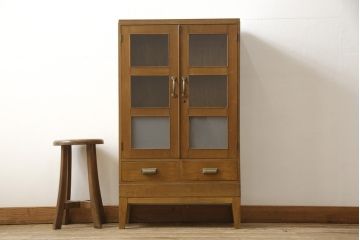 収納棚をリペア&カスタム!ガラス扉の一部をすりガラスに交換。2枚の棚板・脚を取り付け。本体は現状の色味をベースに着色し、棚内部と新材部分は着色後の本体に合うように着色。(戸棚、キャビネット、本箱、ブックケース)