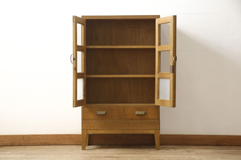 収納棚をリペア&カスタム!ガラス扉の一部をすりガラスに交換。2枚の棚板・脚を取り付け。本体は現状の色味をベースに着色し、棚内部と新材部分は着色後の本体に合うように着色。(戸棚、キャビネット、本箱、ブックケース)