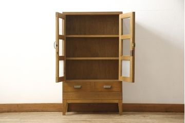 収納棚をリペア&カスタム!ガラス扉の一部をすりガラスに交換。2枚の棚板・脚を取り付け。本体は現状の色味をベースに着色し、棚内部と新材部分は着色後の本体に合うように着色。(戸棚、キャビネット、本箱、ブックケース)