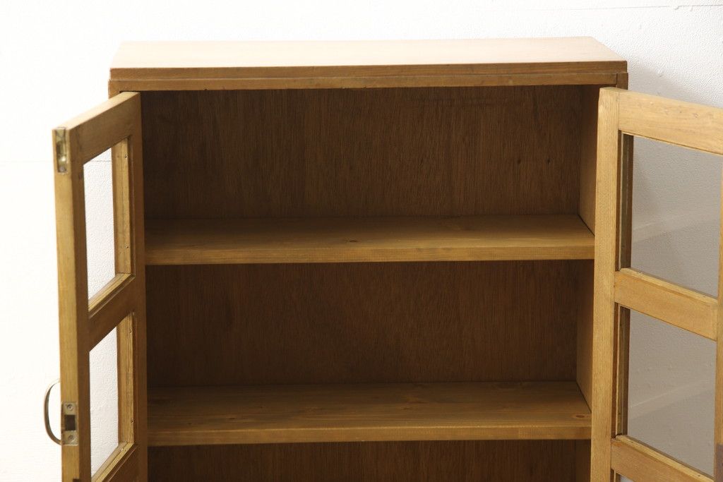 収納棚をリペア&カスタム!ガラス扉の一部をすりガラスに交換。2枚の棚板・脚を取り付け。本体は現状の色味をベースに着色し、棚内部と新材部分は着色後の本体に合うように着色。(戸棚、キャビネット、本箱、ブックケース)