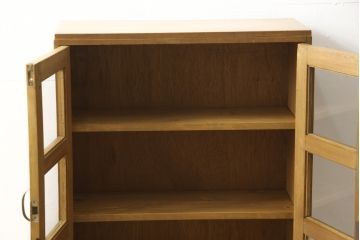 収納棚をリペア&カスタム!ガラス扉の一部をすりガラスに交換。2枚の棚板・脚を取り付け。本体は現状の色味をベースに着色し、棚内部と新材部分は着色後の本体に合うように着色。(戸棚、キャビネット、本箱、ブックケース)