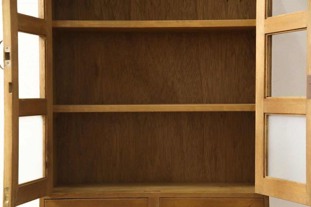 収納棚をリペア&カスタム!ガラス扉の一部をすりガラスに交換。2枚の棚板・脚を取り付け。本体は現状の色味をベースに着色し、棚内部と新材部分は着色後の本体に合うように着色。(戸棚、キャビネット、本箱、ブックケース)