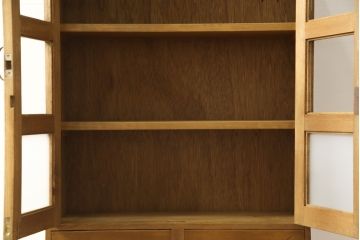 収納棚をリペア&カスタム!ガラス扉の一部をすりガラスに交換。2枚の棚板・脚を取り付け。本体は現状の色味をベースに着色し、棚内部と新材部分は着色後の本体に合うように着色。(戸棚、キャビネット、本箱、ブックケース)