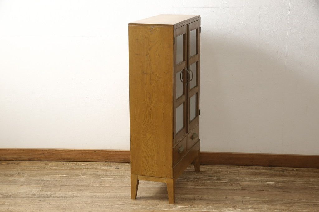 収納棚をリペア&カスタム!ガラス扉の一部をすりガラスに交換。2枚の棚板・脚を取り付け。本体は現状の色味をベースに着色し、棚内部と新材部分は着色後の本体に合うように着色。(戸棚、キャビネット、本箱、ブックケース)