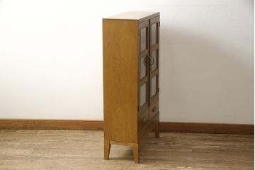 収納棚をリペア&カスタム!ガラス扉の一部をすりガラスに交換。2枚の棚板・脚を取り付け。本体は現状の色味をベースに着色し、棚内部と新材部分は着色後の本体に合うように着色。(戸棚、キャビネット、本箱、ブックケース)