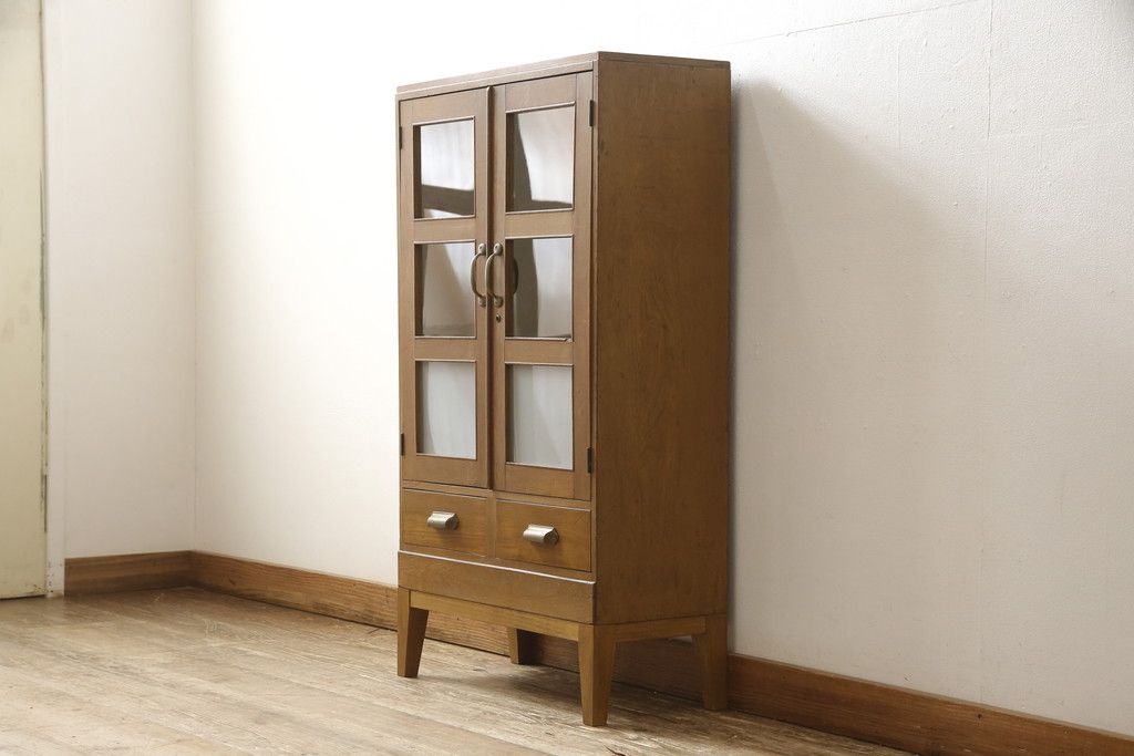 収納棚をリペア&カスタム!ガラス扉の一部をすりガラスに交換。2枚の棚板・脚を取り付け。本体は現状の色味をベースに着色し、棚内部と新材部分は着色後の本体に合うように着色。(戸棚、キャビネット、本箱、ブックケース)