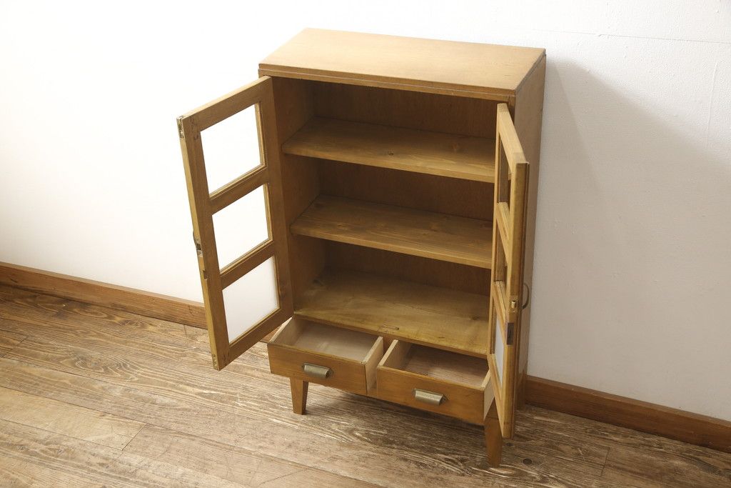 収納棚をリペア&カスタム!ガラス扉の一部をすりガラスに交換。2枚の棚板・脚を取り付け。本体は現状の色味をベースに着色し、棚内部と新材部分は着色後の本体に合うように着色。(戸棚、キャビネット、本箱、ブックケース)